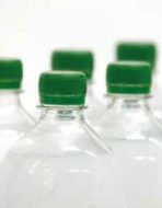 Botellas plásticas en la industria de bebidas procesadas con sopladores de aire caliente Leister