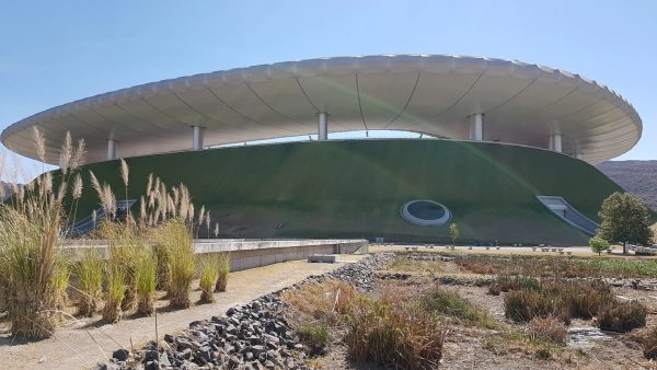 Estructura arquitectónica moderna con revestimiento textil técnico soldado en gran superficie