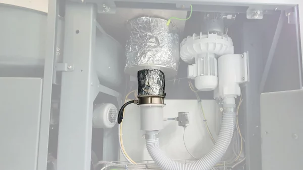 Vista del sistema de calefacción eléctrica con generador de aire caliente Leister LE-10000 DF-C instalado en la torrefadora PROBAT P05