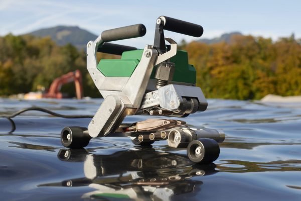 Máquina de soldadura automática Leister COMET 500 trabajando en la unión de geomembranas PEAD en obra civil