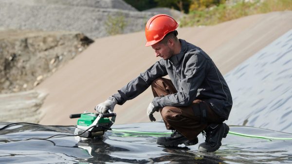 Soldadura de geomembranas PEAD con la máquina automática Leister COMET 700 en proyecto de construcción civil