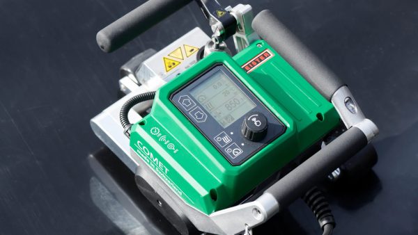 Pantalla digital de la soldadora automática Leister COMET 700 mostrando parámetros de soldadura con precisión