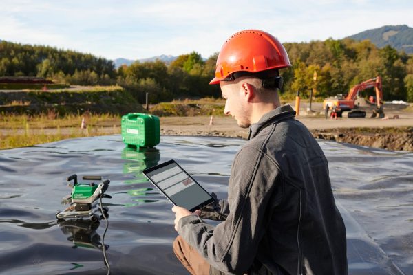 Operario controlando parámetros de soldadura de la COMET 700 con aplicación móvil vía WiFi y GPS