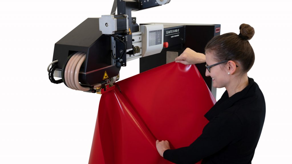 Operación de soldadura de lona plástica de PVC con la máquina Leister SEAMTEK, garantizando precisión, rapidez y alta calidad en uniones industriales