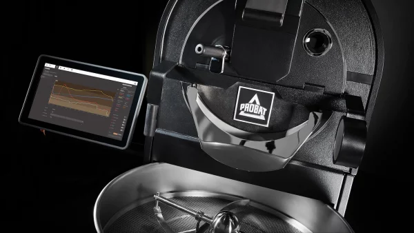 Panel de control digital de la torrefadora PROBAT P05 con pantalla que muestra las curvas de torrefacción en tiempo real