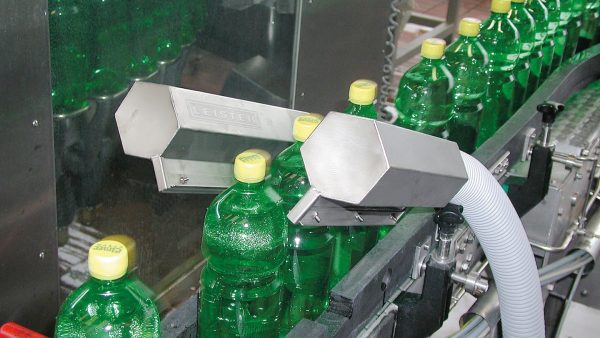 Sistema de secado con aire caliente Leister en línea de producción de bebidas, eliminando humedad en botellas de plástico antes del sellado