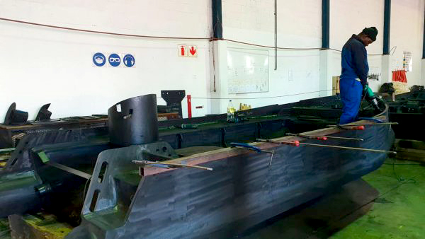 Soldagem de barco de plástico em PEAD com extrusora manual Leister em estaleiro da Rhino Marine na África do Sul