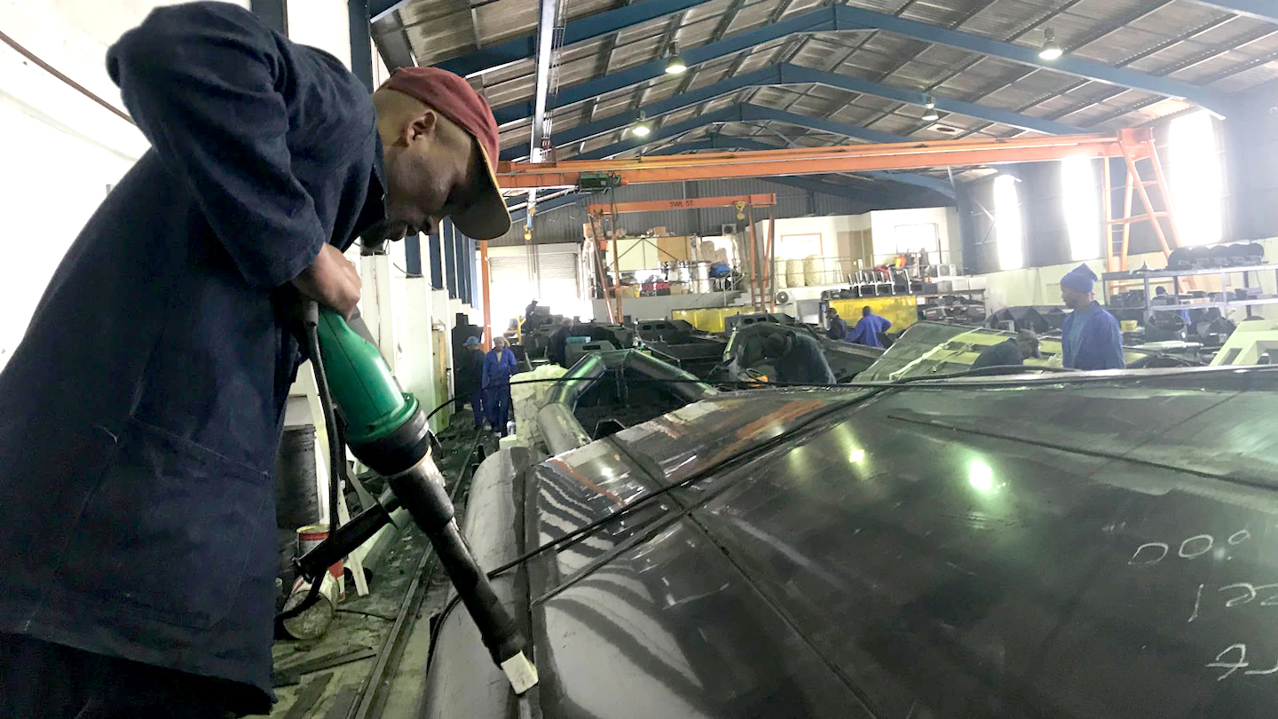 Soldadura por extrusión en barco de alto rendimiento de PEAD utilizando soplador de aire caliente Leister en astillero naval
