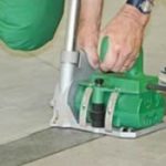 Fresadora eléctrica Leister realizando el fresado de juntas en pisos vinílicos antes de la soldadura