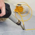 Soldadura manual de pisos vinílicos con herramienta Leister TRIAC y cordón de soldadura