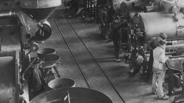 Imagen en blanco y negro de la fábrica de PROBAT en 1880, mostrando operarios y equipos de torrefacción de la época