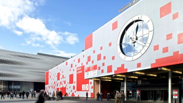 Fachada de prédio coberta por lona impressa com comunicação visual soldada com precisão, ideal para grandes displays e propaganda