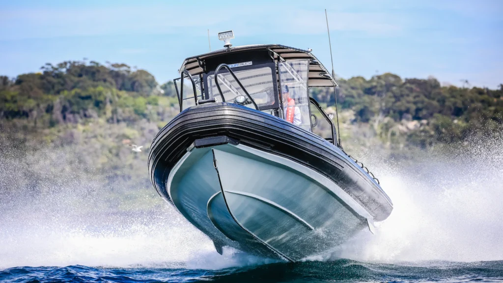 Barco de plástico de alto rendimiento navegando a gran velocidad en el mar, mostrando la resistencia y durabilidad del material PEAD