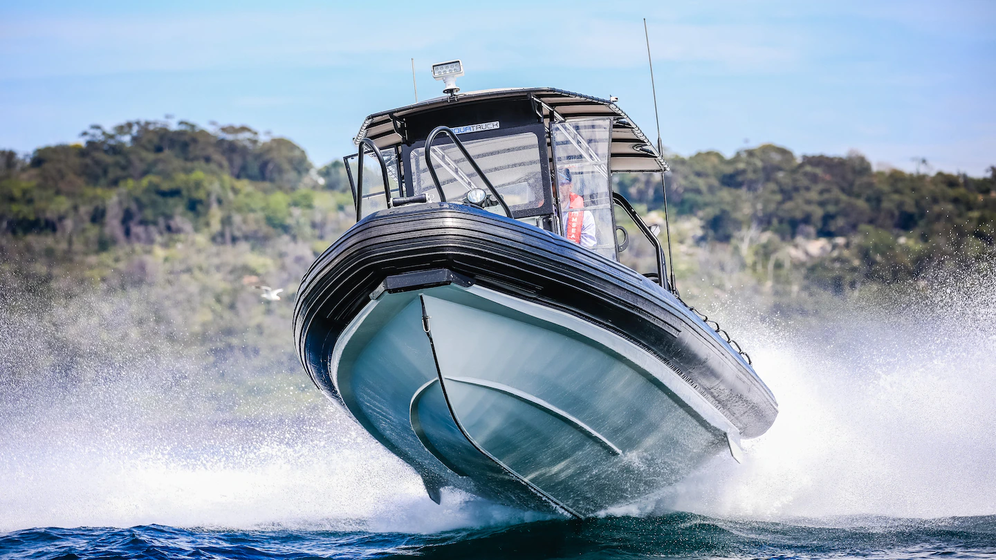 Barco de plástico de alto rendimiento navegando a gran velocidad en el mar, mostrando la resistencia y durabilidad del material PEAD