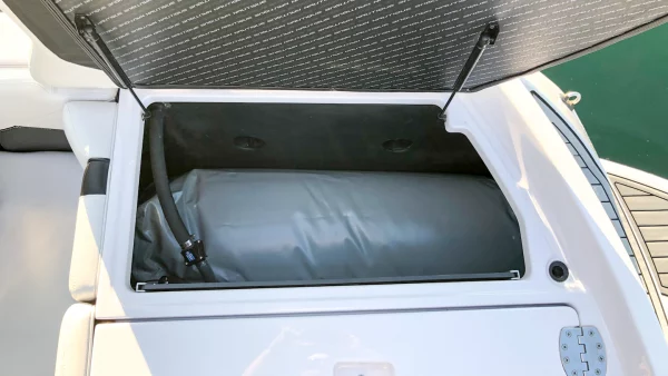 Tanque de agua potable fabricado en lona plástica instalado dentro de un compartimiento de embarcación