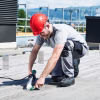 Leister ELECTRON ST aplicando calor sobre membrana bituminosa en techo