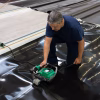 Máquina Leister TWINNY T7 realizando soldadura en geomembrana de PVC