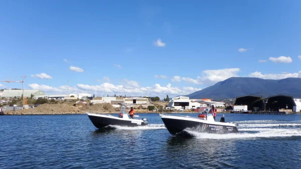 Barcos de plástico PEAD navegando en paralelo en un puerto, utilizados para trabajos industriales y comerciales