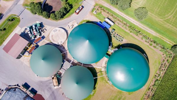 Vista aérea de reservorios de biogás cubiertos con membranas técnicas soldadas de color verde