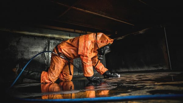 Operário utilizando roupa de proteção em PVC soldada, projetada para resistir a produtos químicos agressivos e esforços mecânicos