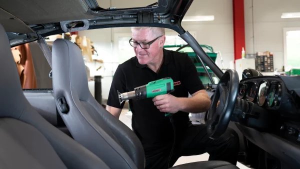 Uso de soplador de aire caliente Leister para estirar y ajustar la tapicería de asientos en la producción de vehículos