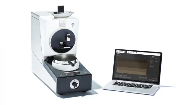 Torrefadora de laboratorio PROBAT equipada con el soplador de aire caliente MISTRAL 6 SYSTEM de Leister, conectada a una computadora para control de procesos