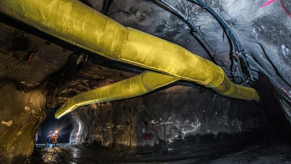 Tubulações de ventilação de tecido técnico soldado instaladas em túnel subterrâneo, usadas para circulação de ar em ambientes de mineração