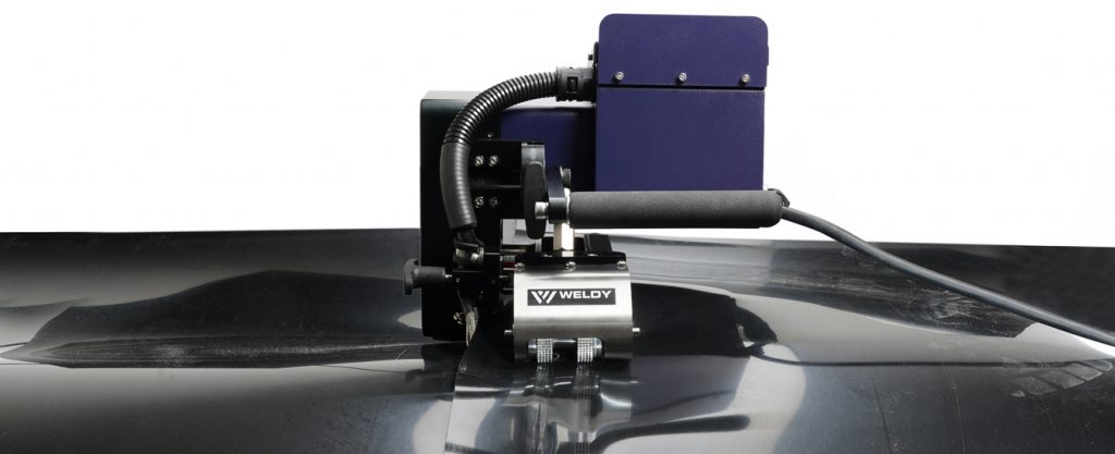 Máquina automática WGW 300 en obra soldando geomembranas de PEAD
