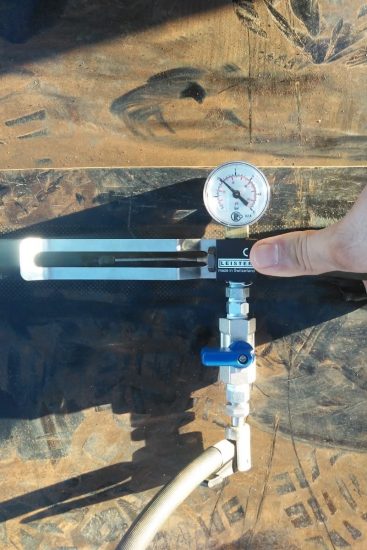 Comprobación de estanqueidad en soldaduras de geomembrana mediante accesorio aguja de prueba Leister con manómetro de presión