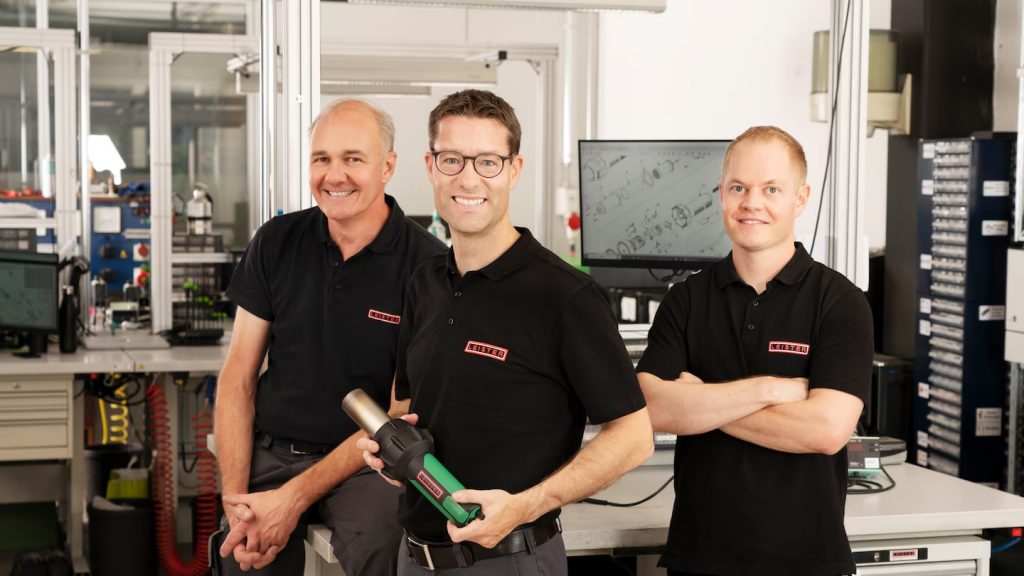 Daniel Barmet y su equipo en el Centro de Servicio y Soporte Leister en Suiza, reparando equipos con herramientas especializadas