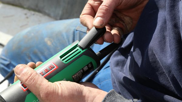 Detalle del control E-drive del TRIAC AT, que permite ajustar y bloquear los parámetros de temperatura y flujo de aire con precisión y seguridad