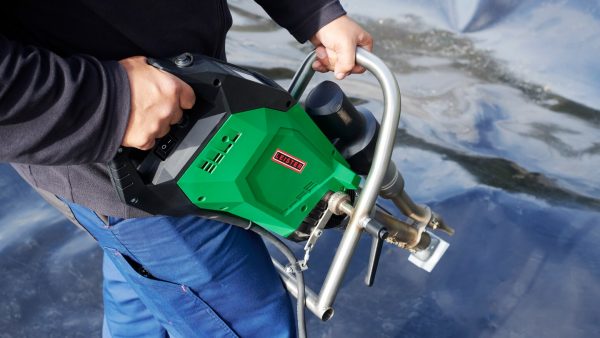 Guía del cable de alimentación ubicada debajo del cuerpo de la WELDPLAST 605 para una soldadura por extrusión sin obstrucciones