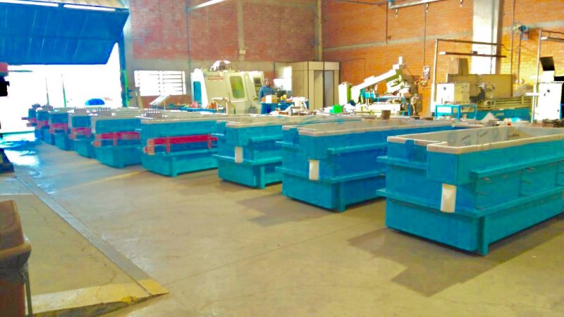 Tanques industriales de polipropileno en fase de producción dentro de la planta de fabricación de la empresa TECFIBRA