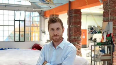 Tommaso Ponti, diretor da Nasoallinsù, em sua fábrica de infláveis na Itália, parceira da Leister