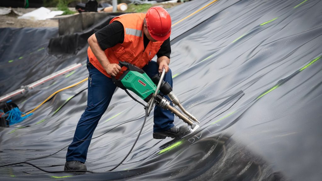 Extrusora manual de soldadura WELDPLAST 605 de Leister, diseñada para grandes proyectos de impermeabilización con geomembranas