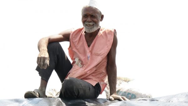 El agricultor indio Gaikwad supervisa la construcción de su reservorio de agua en Satur, Pune, destinado a almacenar agua de lluvia para irrigación sostenible