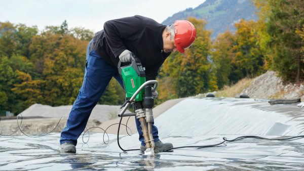 Diseño ergonómico y perfectamente equilibrado de la WELDPLAST 605, que permite un manejo cómodo y seguro durante la soldadura
