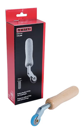 Rollo de presión Leister de 8 mm en PTFE con mango ergonómico de madera, ideal para trabajos de soldadura detallados en techos planos y membranas de piscina
