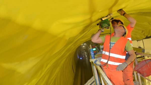 Soldadura de geomembranas en túneles realizada por encima de la cabeza con equipos manuales de aire caliente Leister