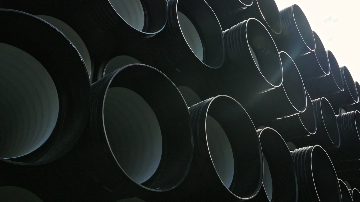 Acopio de tuberías corrugadas de gran diámetro en PEAD, listas para instalación y soldadura con equipos Leister