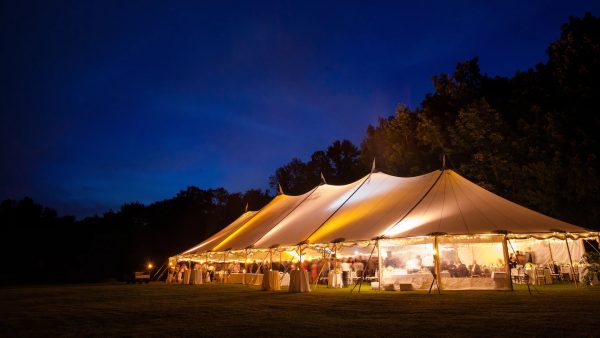 Carpa para eventos con estructura resistente, soldada con equipos Leister para ofrecer protección segura a los invitados