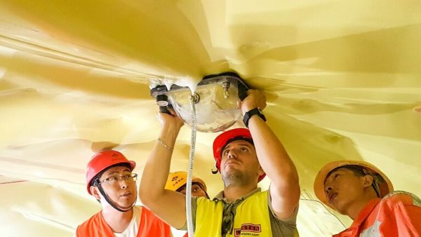 Verificación de costuras en geomembranas para impermeabilización de túneles con equipos de prueba especializados Leister