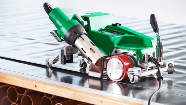 Vista cercana de la soldadora automática UNIPLAN 500 durante el proceso de soldadura con alto rendimiento y precisión