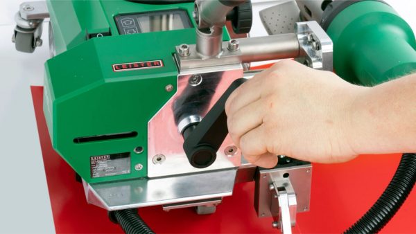 operador utilizando la palanca de cambio de la UNIPLAN 500 para ajustar entre distintos tipos de soldadura sin herramientas