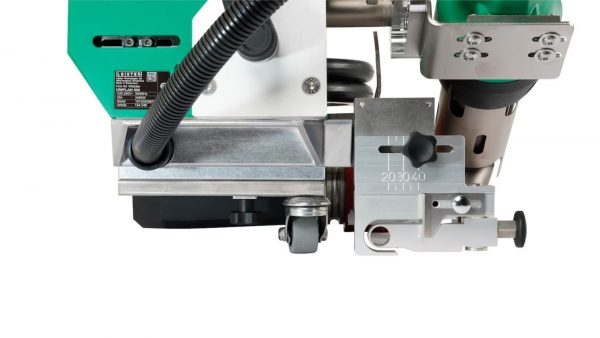 Vista inferior de la soldadora automática UNIPLAN 500 mostrando la estructura metálica y mecanismos de ajuste rápido para soldadura eficiente