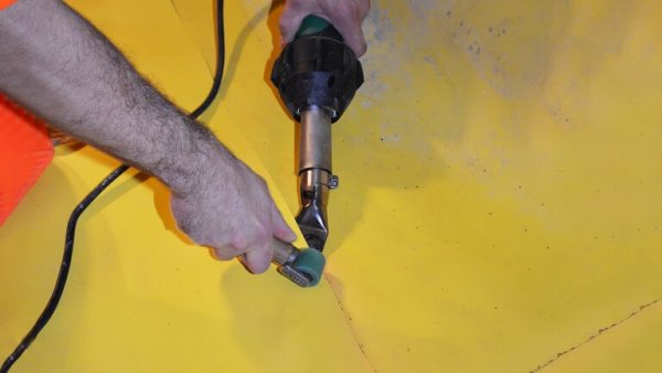 Uso de herramientas manuales de aire caliente Leister para soldadura de precisión en geomembranas de túneles
