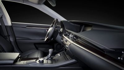 Interior de un automóvil moderno mostrando piezas plásticas moldeadas con precisión mediante calefacción infrarroja KRELUS de Leister para la industria automotriz