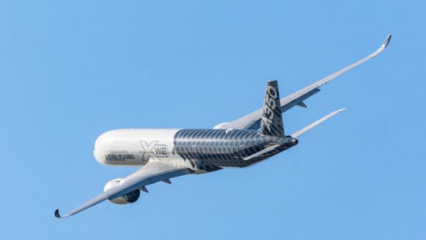 No solo los compuestos están siendo desarrollados continuamente, sino que los componentes livianos hechos de materiales compuestos también están reemplazando piezas metálicas en la construcción de aeronaves a un ritmo acelerado, reduciendo así el peso total de las aeronaves. Esto resulta en una reducción del consumo de combustible y, consecuentemente, en menores emisiones de CO₂. Incluso los materiales que son procesados a altas temperaturas pueden ser calentados de forma precisa y homogénea con los calentadores infrarrojos KRELUS de Leister