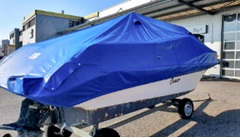 Capa protectora soldada con lona técnica cubriendo un barco para resguardarlo de la lluvia, el sol y la suciedad
