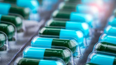 Envases farmacéuticos tipo blíster con cápsulas, sellados con precisión mediante aire caliente en la industria médica